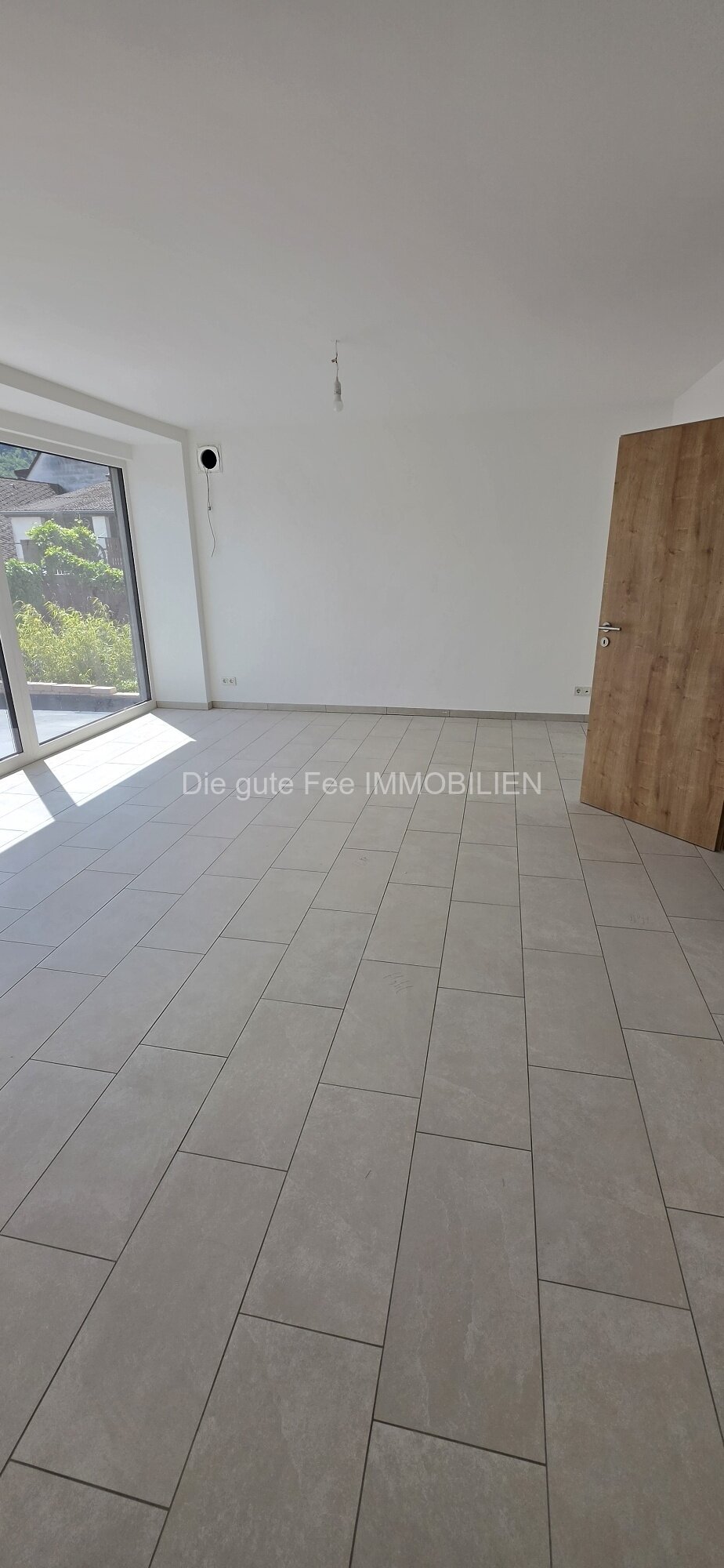 Komplett renovierte schöne große 3 Zimmer Wohnung mit Balkon in Mehring Komplett renovierte schöne große 3 Zimmer Wohnung mit Balkon in Mehring