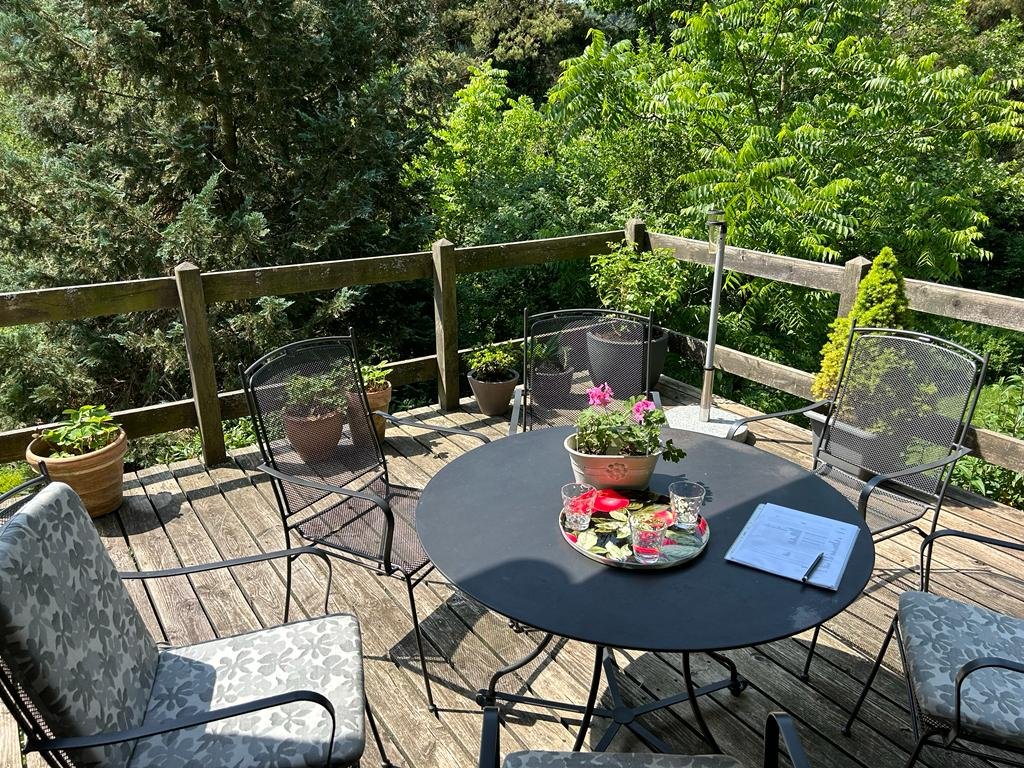 schöner großer Balkon mit Morgensonne